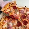 เบสด้วยชีสมิกซ์ ท๊อปด้วยแฮมรมควัน, แผ่น pepperoni, ไส้กรอกหมูอิตาลี และเบคอน
