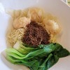 บะหมี่เส้นเล็กลวกกำลังดี เกี๊ยวกุ้งหอมกุ้งเป็นตัว ไข่กุ้งช่วยเพิ่มความหอม