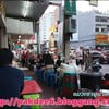 ลูกค้านั่งกินข้างทางบนฟุตบาท ย่านนี้ทางการผ่อนผันให้เป็นแหล่ง street food 