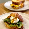 ครัวซอง sourdough ที่ท๊อปด้วยอาโวคาโดบด สลัดสมุนไพร และไข่ต้มพร้อมไข่แดงเยิ้มๆ