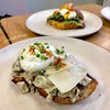 Sourdough Toast ท๊อปด้วยเห็ดผัดกับซอสครีม พร้อมชีส parmesan และ poached egg