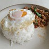 ข้าวกระเพราเนื้อสับ 129 บาท ราคาไม่แรง รสชาติไม่เผ็ดมาก แต่ก็ไม่ฝรั่งจ๋า พอให้ชา