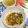 บะหมี่ที่เสิร์ฟมาพร้อมความหอมของกระเทียมเจียว หมูแดงเนื้อฉ่ำและหมูบะเต็งรสหวาน