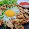 ไข่ลาวาเยิ้มๆ เจ้าของร้านบอกเมนูแนะนำ เส้นเหนียวหนึบ สำหรับคนกินเส้นค่ะ
