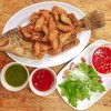 ปลากระพงทั้งตัว หั่นพอดีคำ
ทานคู่กับ 2 น้ำจิ้ม 1 น้ำยำ
สูตรของทางร้าน อร่อยมาก