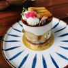 บานอฟฟี่ อร่อยม้วกๆ ใส่ปากคำแรกสัมผัสนุ่มหอมผงโกโก้ ตามด้วยหนึบกล้วยคาราเมลเข้าก