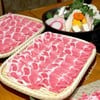 เนื้อหมูสองถาดที่ให้เลือกระหว่างหมูสันคอและหมูสามชั้น จัดมาพร้อมชุดผัก