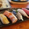 ซูชิรวมหั่นมาชิ้นใหญ่​ มีซูชิท้องปลาแซลมอน​ โฮกาเตะ​ กุ้ง​ ซาบะ​และทูน่า