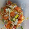 ส่วนผสมเนื่อแซลมอน90กรัม,ไก่ยอ,ข้าวโพด,ตระไคร้และเครื้องยำ,แถมผักชุด,น้ำยำ2รส