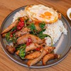 ข้าวกะเพราคอหมูย่าง