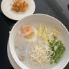 โจ๊กหมู ใส่เครื่องในนุ่มๆ ใส่ไข่ เสริฟพร้อมปาท่องโก๋ นุ่มๆ กรอบๆ