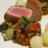 ทูน่าเสต็กทานคู่กับ Ratatouille และ Tapenade (มะกอกดอง เคเปอร์ และแอนโชวี่ปั่นรว