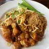 ผัดไทยหมูกรอบ