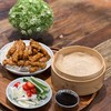 หมูทอดซอสหวาน กินคู่กับหมี่กรอบ และน้ำจิ้มฮอยซินสูตรพิเศษ ใช้แป้งปอเปี๊ยะแบบเดีย