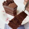 Chocolate Cake เนื้อฟูนุ่มที่เสริมความเข้มของช็อคโกแลตด้วยชั้น ganache หนาๆ