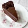 Chocolate Cake เนื้อฟูนุ่มที่เสริมความเข้มของช็อคโกแลตด้วยชั้น ganache หนาๆ