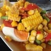 ตำข้าวโพดไส่ไข่เค็ม กุ้งแห้ง ถั่วลิสงคั่ว