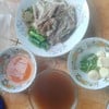 ให้เยอะแบบจุกๆๆ ขาหมูชิ้นโตๆ น้ำราดนัวเข้มข้น น้ำส้มเข้ากันมา กินกับขาหมู มีพริก