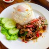 ข้าวกะเพราเนื้อไข่ดาว
