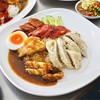 ข้าวมัน 3 สหาย ไก่ต้ม หมูแดง หมูกรอบ