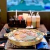 จัดมาแบบสารพัดหมู ทั้งหมูสไลด์ หมูสามชั้น เบคอน ตับหมู ยังมีเนื้อไก่ ปลาหมึกกรอบ