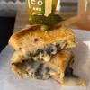 อันนี้เขาบอกเป็นเมนูใหม่ GRILLED CHEESE TRUFFLE เป็นขนมปังทำเป็นแซนวิสด้านเป็นชี
