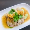 ไก่ต้มว่าฟินแล้ว น้ำราดไก่ซิกเนเจอร์ยิ่งฟินกว่า หวานนิดๆ เค็มหน่อยๆ ทานกับข้าวมั