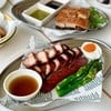 หมูแดงสไลด์หนาที่เสิร์ฟมาทั้งส่วนเน้นเนื้อแซมมันน้อยๆและส่วนที่แซมมันแบบพอดีๆ