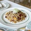 ข้าวผัดเนื้อนุ่มหนึบสไตล์จีนที่ผัดเข้าด้วยไข่ไก่ หมูแดง และกุนเชียง