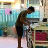 นั่งกินไปด้วยดูเชฟเจ้าของร้านทำอาหารไปด้วย กันเองสุด ๆ