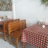 บรรยากาศ​​ Open Air ผนังร้านตกแต่งด้วยของเก่า