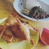 เกี๊ยวหมูทอดกรอบ ข้าวผัดกะเพราเนื้อสับ