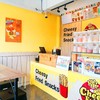 ร้านสะอาด ตกแต่งร้านสีเหลืองอย่างสดใสโดดเด่น