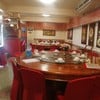 ร้านออกแนวจีน ๆ มีโต๊ะ-ที่นั่งเป็นแบบโต๊ะกลมไม่เกิน 10 ที่