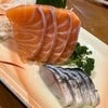 Samon sashimi 300 Baht เชฟใจดีที่ยอม ให้ผสมปลาซาบะดองเพราะสั่งก่อนหน้ามาหลายเมนู