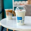 นมเนื้อนวลสตีมมาจนเกิดฟองนุ่มๆและรสหวานธรรมชาติจากการสตีม เสริมด้วยไซรัปวานิลา 