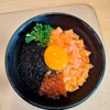 Donburi ที่เสิร์ฟเนื้อปลาแซลมอน ไข่กุ้งดำ ไข่ปลาแซลมอน โปะด้วยไข่ดอง ปลาสดเนื้อห