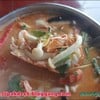 กุ้งแม่น้ำสด ผ่ากลางให้แทะสะดวก ใส่เห็ดชิเมจิและมะเขือเทศ