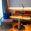 มุมโต๊ะ-เก้าอี้ พร้อมโคมไฟตั้งโต๊ะ