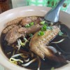 เส้นใหญ่ปีกไก่หมูตุ๋นน้ำดำ