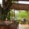 ร้านอาหารเป็นลาน เปิดโล่ง วิวแม่น้ำและภูเขา