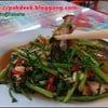 ผัดผักบุ้งหมูกรอบ