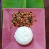 ผัดกระเพราปรุงรสด้วยพริกขี้หนู พริกจินดา และพริกแห้ง