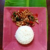 ผัดกระเพราปรุงรสด้วยพริกขี้หนู พริกจินดา และพริกแห้ง