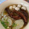 หมี่ขาวน้ำ ลูกชิ้นปลา ฮือก๊วย ตีนไก่