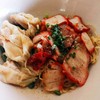 บะหมี่เกี๊ยวแห้งหมูแดงอร่อยมาก ยิ่งเติมพริกยิ่งอร่อย
