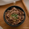 เนื้อริบอายตุ๋นด้วยซอสสูตรพิเศษของทางร้านเบิร์นด้วยไฟเพิ่มความหอมละมุนลิ้น