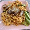 ข้าวผัดน้ำพริกหมูกรอบ สักร้านในนั้นนั่นแหละ