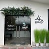 ตัวร้านสีขาว ด้านในบรรยากาศอบอุ่น