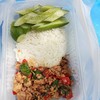 กะเพราหมูสับ ข้าวสวยหอมมะลิ ร้อนๆ มีแตงกวาให้ด้วย